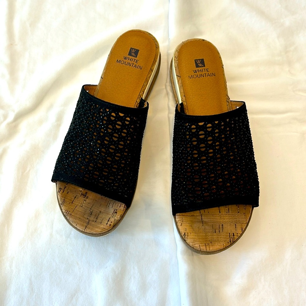 A pair of WHITE MOUNTAIN slippers in size 8 .